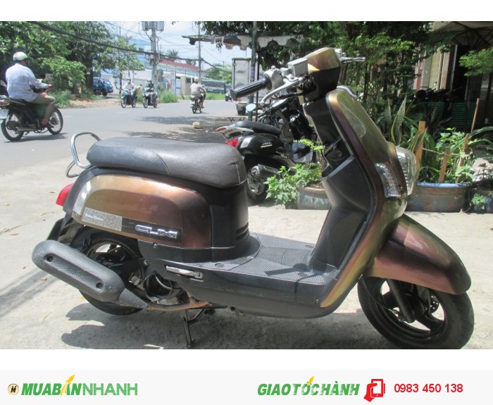 Chiếc xe Yamaha Cuxi Fi, màu nâu hình thật