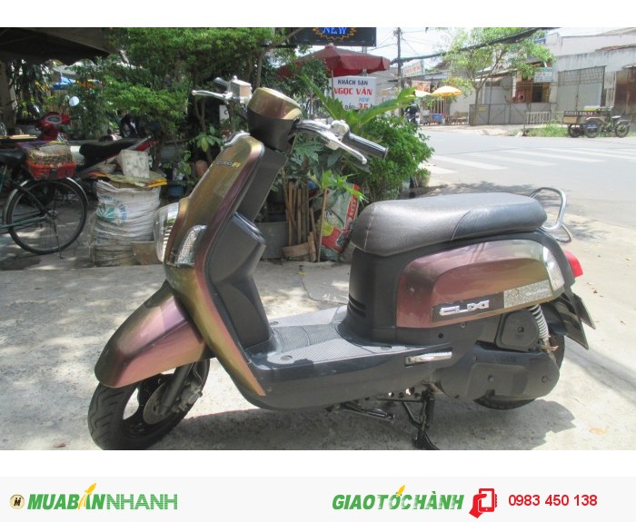 Chiếc xe Yamaha Cuxi Fi, màu nâu hình thật