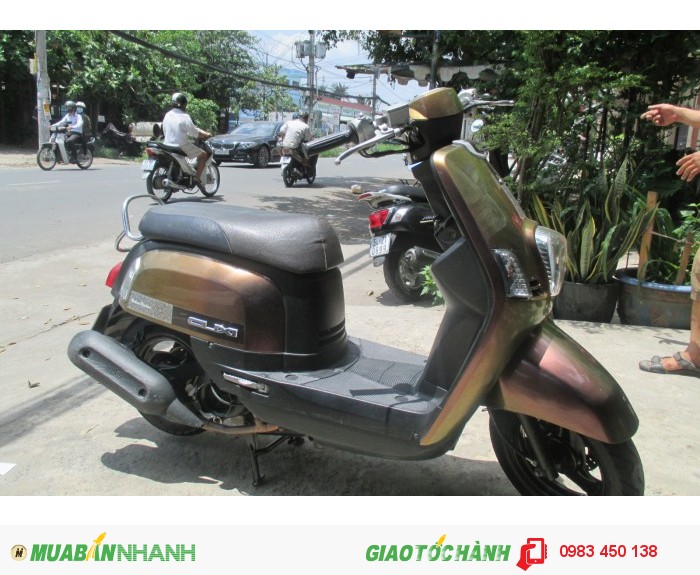 Chiếc xe Yamaha Cuxi Fi, màu nâu hình thật