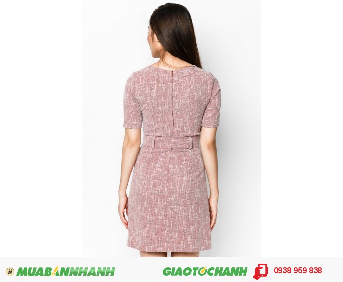 Đầm công sở mùa đông Mô tả: Thêm phần trẻ trung và thanh lịch cùng đầm ôm in họa tiết trắng.Thiết kế đi kèm dây lưng tạo điểm nhấn thu hút và khéo léo khoe vòng eo thon gọn của bạn. May xếp ly giữa thân. Thiết kế 2 túi có nấp độc đao tiện lợi. Giá: 788,000 đồng, 3