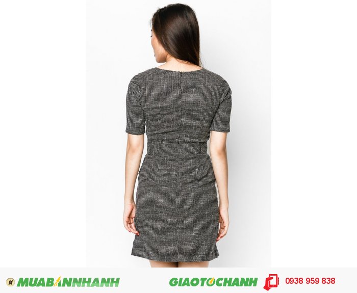Đầm công sở mùa đông Mô tả: Thêm phần trẻ trung và thanh lịch cùng đầm ôm in họa tiết trắng.Thiết kế đi kèm dây lưng tạo điểm nhấn thu hút và khéo léo khoe vòng eo thon gọn của bạn. May xếp ly giữa thân. Thiết kế 2 túi có nấp độc đao tiện lợi. Giá: 788,000 đồng, 5