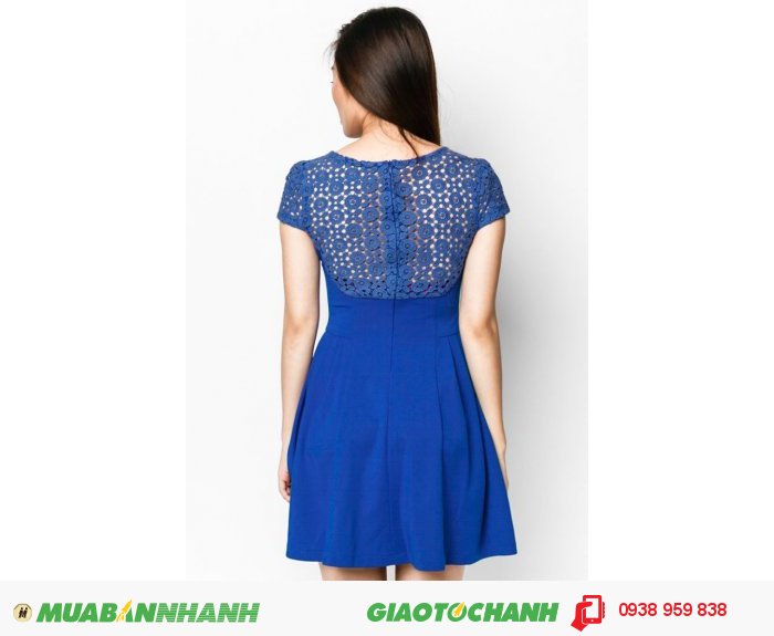 Các chi tiết như ren, cut out, túi là điểm nhấn không thể thiếu trong những trang phục của Anna., 3