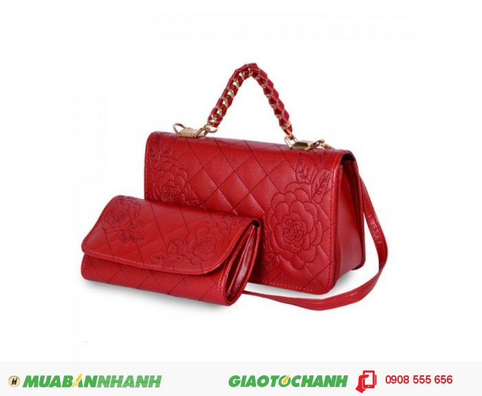 Túi Xách Bộ Đôi ( Hoa Văn ) WNTXV0415001 | Giá: 235,000 VND | Loại: Túi Xách | Chất liệu: Simili giả da | Màu sắc: Đỏ | Trọng lượng: 700g | Kích thước: 27x17x8cm | Kiểu quai: Quai đeo 2 kiểu | Mô tả: - Túi xách được tiết kế kiểu dáng hình chữ nhật với dây quai xách được làm bằng chất liệu mềm cùng họa tiết đẹp mắt, thể hiện nét thanh lịch và duyên dáng cho nữ giới. Ngoài ra, bộ sản phẩm còn có ví đựng tiền với thiết kế đồng bộ với túi xách, rất bắt mắt tạo nên phong cách riêng cho bạn. , 3