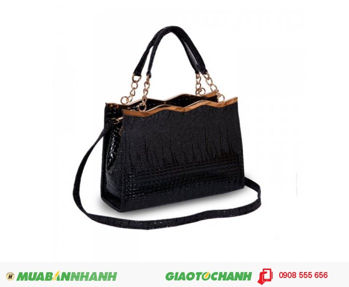 T&uacute;i X&aacute;ch Thời Trang WNTXV0915001 | Gi&aacute;: 170.000 VND | Loại: T&uacute;i X&aacute;ch | Chất liệu: Simili giả da | M&agrave;u sắc: Đen | Trọng lượng: 700g | K&iacute;ch thước: 28x20x10cm | Kiểu quai: Quai đeo | M&ocirc; tả: T&uacute;i x&aacute;ch thời trang viền gợn s&oacute;ng cao cấp được l&agrave;m bằng chất liệu Simili giả da bền đẹp rất th&iacute;ch hợp cho những qu&yacute; c&ocirc; th&iacute;ch t&ocirc;ng đen quyến rũ., 3