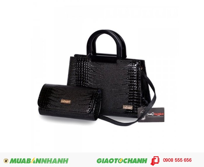 úi xách bộ đôi(Quai nhựa) WNTXV0815001 | Giá: 253,000 đồng|Chất liệu: Simili vân da cá sấu| Màu sắc: đen | Loại: Túi xách| Kiểu quai: Quai đeo chéo | Trọng lượng: 800g | Kích thước: 20x28x12,21x12x5 cm | Mô tả: Bộ sản phẩm còn có ví đựng tiền với thiết kế đồng bộ với túi xách, rất bắt mắt tạo nên phong cách riêng cho bạn. Túi xách này có thể phối hợp với nhiều loại trang phục khác nhau như quần jeans, giày, váy và sử dụng trong nhiều hoàn cảnh khác nhau như đi làm, đi chơi, dự tiệc giúp tôn lên sự trẻ trung và đầy duyên dáng của bạn., 2