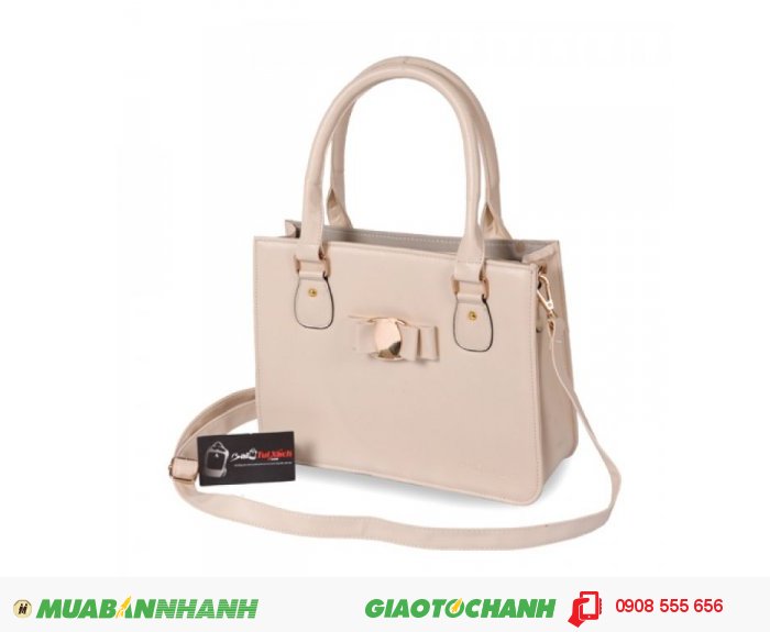 Túi xách hộp nơ BLTXV0914004 | Giá: 264,000 đồng | Loại: Túi xách | Chất liệu: Simili (Giả da) | Màu sắc:Kem | Kiểu quai: Quai đeo chéo | Họa tiết: Hình chiếc nơ | Trọng lượng:700 g |Kích thước: 29x22x9 cm | Mô tả: Sản phẩm được tiết kế kiểu dáng hình chữ nhật với dây quai xách cùng chất liệu da trơn đơn giản kết hợp thêm chiếc nơ nổi bật trông thấy, thể nét thanh lịch và duyên dáng cho nữ giới. Túi xách hộp nơ có thể phối hợp với nhiều loại trang phục khác nhau như quần jeans, giày, váy và sử dụng trong nhiều hoàn cảnh khác nhau như đi làm, đi chơi, dự tiệc... giúp tôn lên sự trẻ trung và đầy duyên dáng của bạn. Bạn có thể dùng túi đựng tiền, các giấy tờ tùy thân và một số đồ dùng cá nhân khác. Bạn có thể mang bên mình theo mọi lúc mọi nơi. , 3