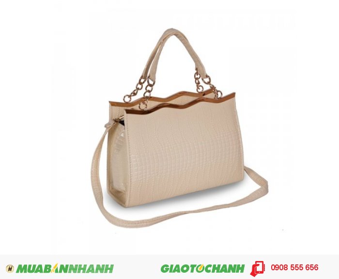 Túi Xách Thời Trang WNTXV0915001 | Giá: 170.000 VND | Loại: Túi Xách | Chất liệu: Simili giả da | Màu sắc: Trắng | Trọng lượng: 700g | Kích thước: 28x20x10cm | Kiểu quai: Quai đeo | Mô tả: Túi xách thời trang viền gợn sóng cao cấp được làm bằng chất liệu Simili giả da bền đẹp. Kiểu dáng hiện đại mang lại vẻ năng động, trẻ trung và sang trọng, bạn gái có thể xách tay, đeo chéo, đeo vai đều được. Dây đeo có thể điều chỉnh. Sản phẩm phù hợp với nhiều lứa tuổi, thích hợp khi đi dự tiệc, mua sắm, đi học, đi làm, đi chơi, dạo phố.., 1