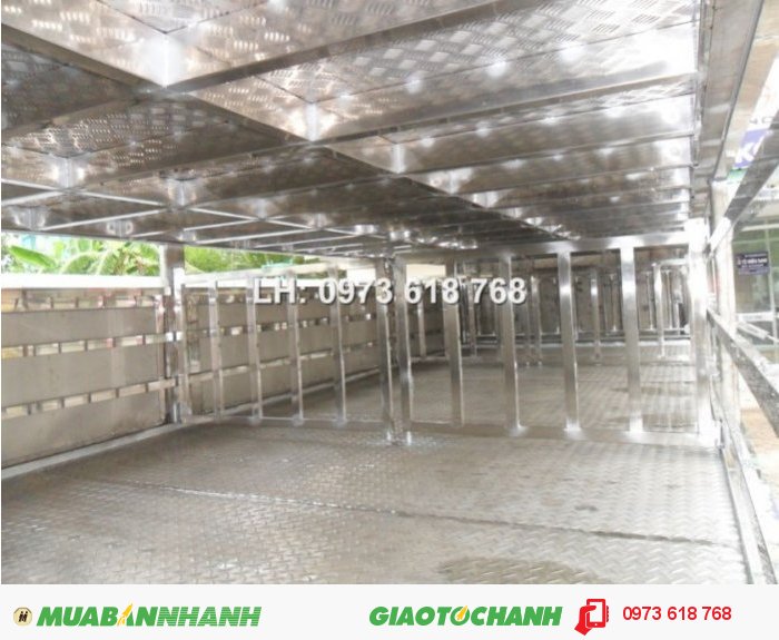 Xe tải chở heo 8 tấn – Hino FG. Có thiết bị nâng hạ hàng
