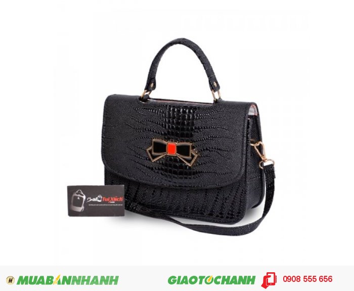 Túi xách nơ hộp nhỏ WNTXV0815002| Giá: 154,000 đồng |Chất liệu: Simili vân da cá sấu | Màu sắc: Đen | Kiểu quai: Quai đeo chéo và quai xách | Trọng lượng: 400g | Kích thước: 24x17x7cm | Mô tả: Túi xách nơ vân cá sấu thanh lịch thiết kế dạng túi hộp, vân cá sấu sang trọng mang đến cho bạn gái một sản phẩm thật thời trang để phối cùng trang phục. Nắp gặp, quai xách cùng dây đeo chéo cho bạn thoải mái thay đổi phong cách tùy từng trường hợp. Chất liệu simili bền, màu sắc sang trọng, cá tính, bắt mắt. Bạn có thể phối cùng đầm xòe hay đầm body khi đi làm, dạo phố hay dự tiệc, và chắc chắn không thể thiếu đôi giày cao gót quyến rũ., 2