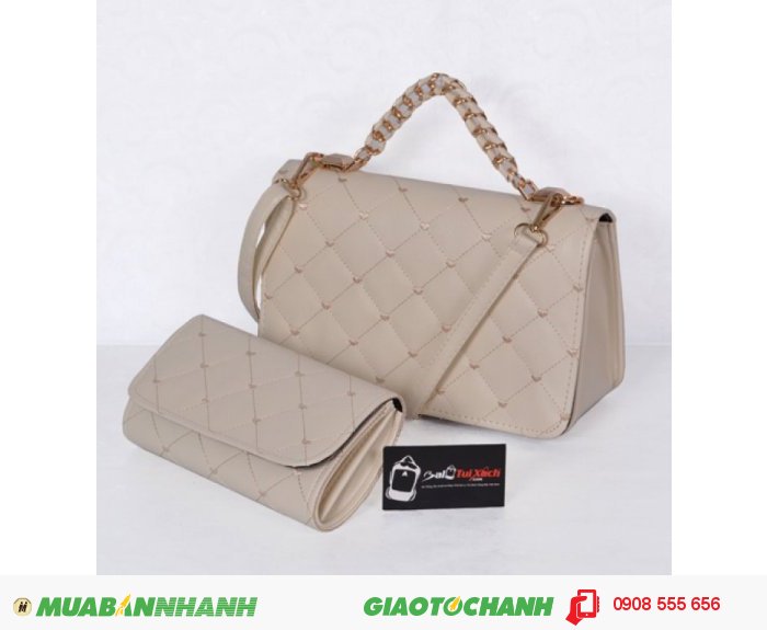 Bộ túi xách và ví thời trang WNTXV0415023 | Giá: 235,000 đồng | Loại: Túi xách | Chất liệu: Simili (Giả da) | Màu sắc: Kem| Kiểu quai: Quai xách |Trọng lượng: 700 g | Kích thước: 27 x 17 cm (dài x rộng) | Đóng gói: 1 túi xách và 1 ví| Mô tả: Bộ túi xách và ví với kiểu dáng nhỏ gọn cực kì tiện dụng gồm 01 túi xách và 01 ví kèm theo tạo nên sự đồng bộ cho các bạn gái mỗi khi sử dụng. Sản phẩm có nhiều màu sắc như hồng, đỏ, kem.. khác nhau tha hồ cho chị em lựa chọn tùy theo cá tính. Thiết kế đơn giản nhưng tinh tế, được làm bởi chất liệu bền đẹp sẽ cho chiếc túi thêm xinh xắn và sành điệu., 4