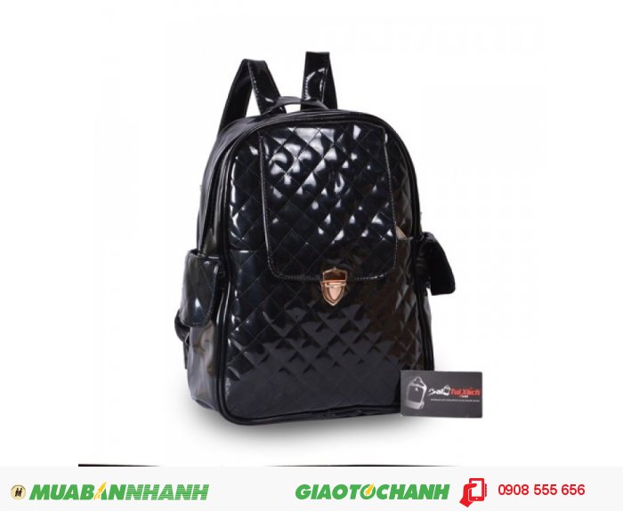 Ba Lô Teen OPBLT0615012 | Giá: 180.000 VND | Loại: Ba Lô | Màu sắc: Đen | Chất liệu: simili bóng cao cấp |Trọng lượng: 250g | Kích thước: 24x32x9cm | Mô tả: Chất liệu simili bóng dày dặn, chống thấm nước, dễ lau chùi. Bạn có thể sử dụng sản phẩm khi đi mưa mà không lo ướt sách vở nhưng hãy nhớ lau khô sản phẩm sau khi đi mưa để giữ sản phẩm thật bề lâu nhé. Sản phẩm có kiểu dáng trẻ trung năng động, ba lô dễ dàng kết hợp với mọi loại trang phục, đặc biệt phù hợp với các trang phục năng động như quần Jean áo thun. Hoặc nếu bạn là cô gái yêu thích sự phá cách, hãy thử kết hợp ba lô với chiếc váy xinh xắn, chắc chắn trông bạn sẽ rất khác biệt nhưng vẫn không kém phần đáng yêu. Quai đeo được may chắc chắn với dây đeo vai có thể điều chỉnh độ dài phù hợp với vóc dáng người đeo. Đường may ba lô chi tiết và cẩn thận, khóa kéo kim loại giúp bạn thoải mái sử dụng mà không lo khóa ba lô bị hỏng. Bạn có thể sử dụng ba lô để sách vở khi đi học cũng như để đồ dùng cá nhân khi đi chơi, dã ngoại... sản phẩm vô cùng hữu dụng với các bạn trẻ.