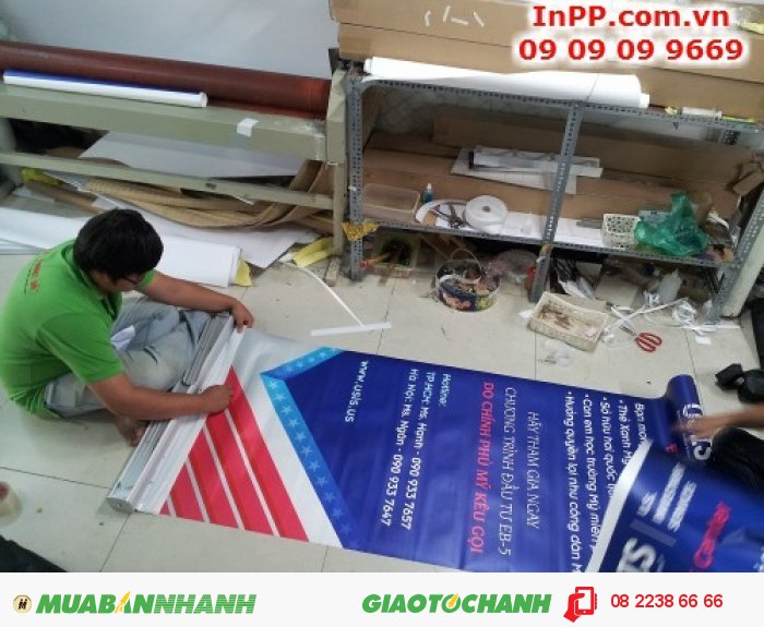 Nhân viên gia công In Kỹ Thuật Số thực hiện lắp poster PP vào banner cuốn cho khách hàng, 5