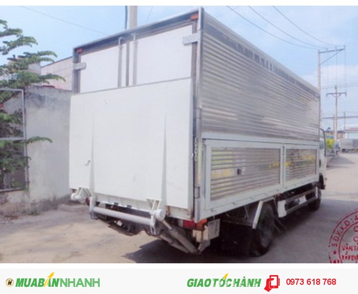Xe tải Isuzu NQR75L (4x2) thùng mui kín có thiết bị nâng hạ hàng