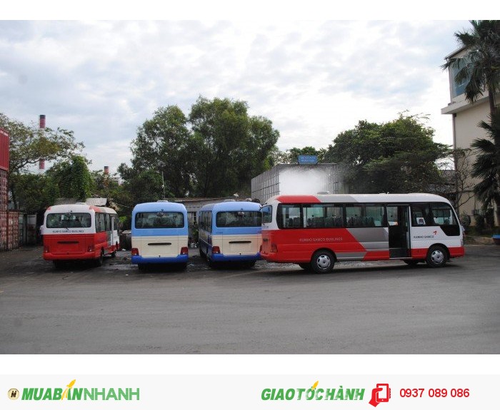 Kiểu dáng Limousine sang trong với đèn trần dài dọc theo xe.