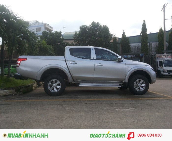 Mitsubishi Triton 4x2 AT mivec tự động 1 cầu màu bạc có bán trả góp