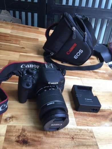 Máy chụp hình Canon 700D, mới 99%, zin 100%.0