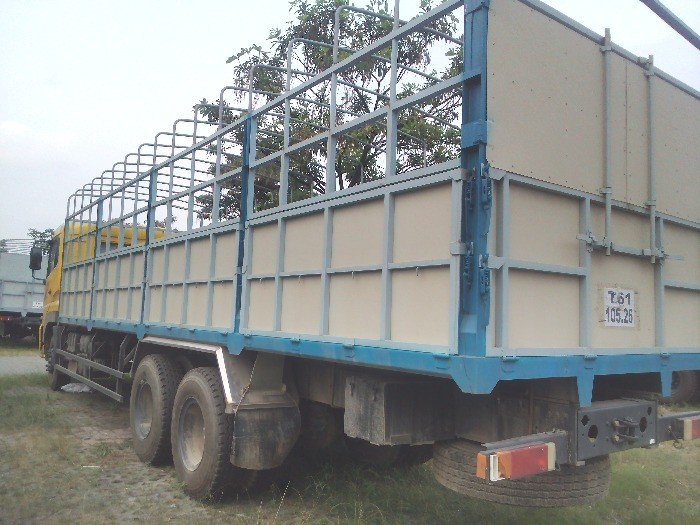 Xe tải thùng 3 chân C260 Dongfeng Hoàng Huy 13,3 tấn