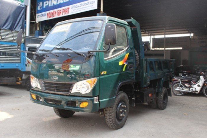 Xe VEAM tự đổ VB150 tải trọng 1,5 tấn đi thành phố.