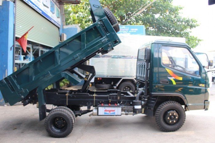Xe VEAM tự đổ VB150 tải trọng 1,5 tấn đi thành phố.