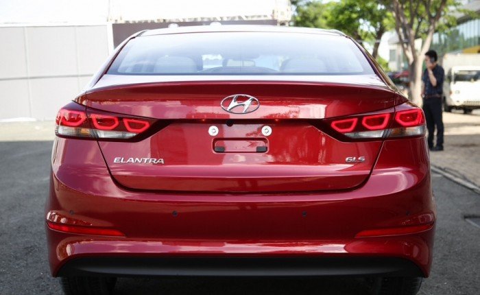 ELantra 2.0 AT màu đỏ quyến rũ