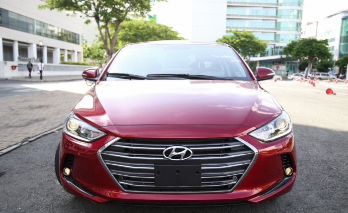 ELantra 2.0 AT màu đỏ quyến rũ