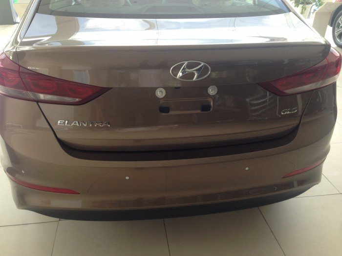 Hyundai Elantra 2.0AT màu vàng cát