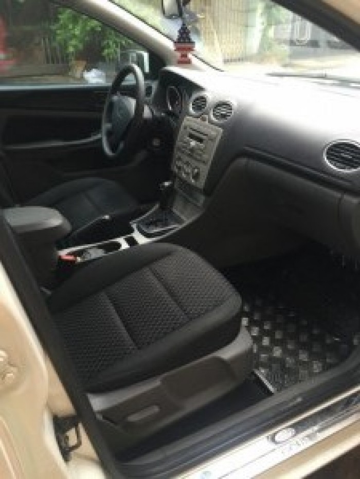 Bán Ford Focus màu trắng đăng 2011, ODO 83,000km