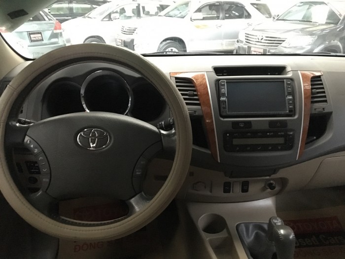 Bán xe Fortuner TRD, màu Trắng, đời 2011.