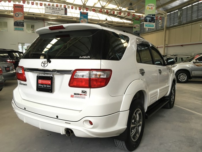 Bán xe Fortuner TRD, màu Trắng, đời 2011.