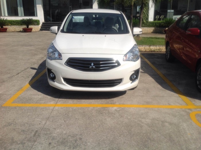Mitsubishi Attrage MT số sàn màu trắng model 2017 có trả góp