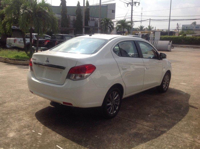 Mitsubishi Attrage MT số sàn màu trắng model 2017 có trả góp