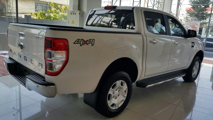 Xe Ford Ranger XLT 2017 (2 cầu, số sàn)