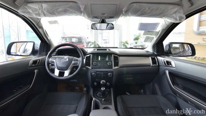 Xe Ford Ranger XLT 2017 (2 cầu, số sàn)