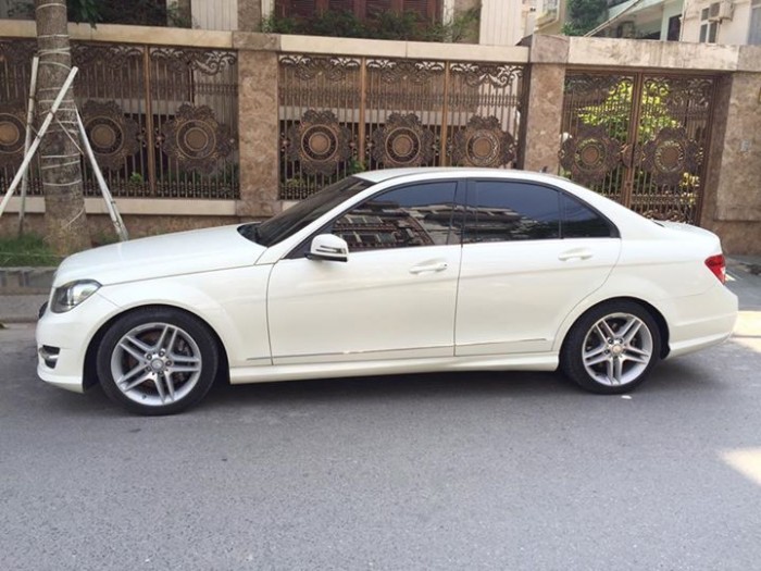 Bán Mercedes C300 AMG 2012, màu trắng chính chủ, ít sử dụng
