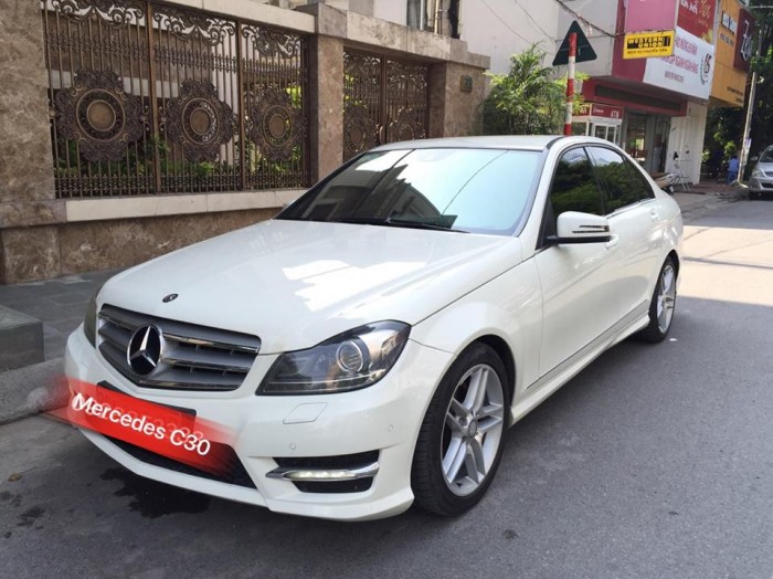 Bán Mercedes C300 AMG 2012, màu trắng chính chủ, ít sử dụng