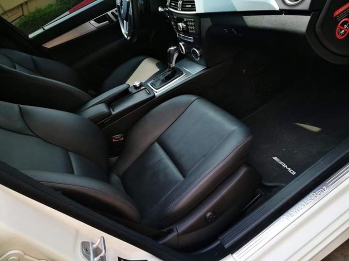 Bán Mercedes C300 AMG 2012, màu trắng chính chủ, ít sử dụng