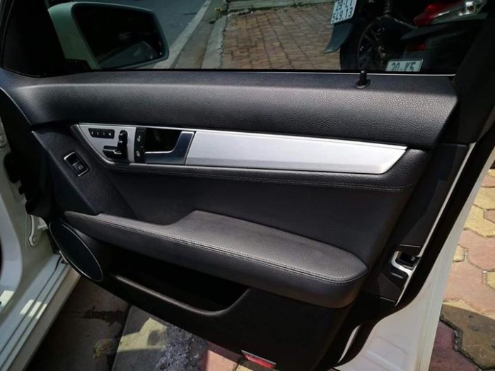 Bán Mercedes C300 AMG 2012, màu trắng chính chủ, ít sử dụng