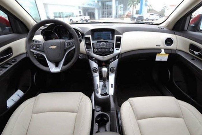 Chevrolet Cruze LTZ khuyễn mãi lớn tháng 9