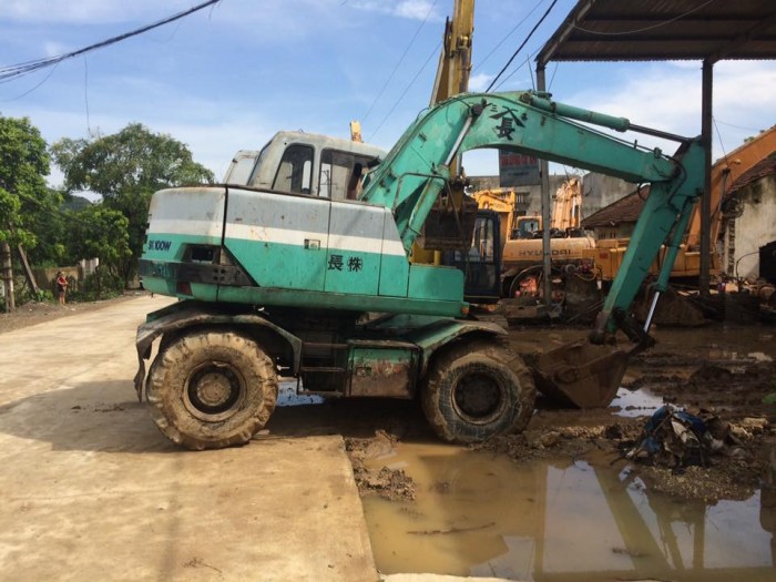 Bán máy xúc đào bánh lốp Kobelco Sk100-1