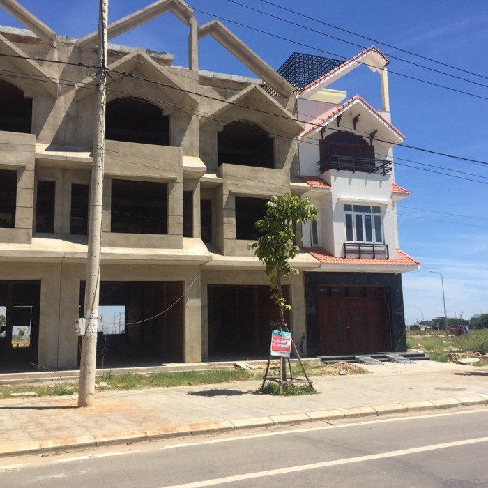 Nhà mặt tiền tỉnh lộ 10, diện tích 347m2 sàn, tiện mở văn phòng, cửa hàng VLXD chỉ có 2,4 tỉ