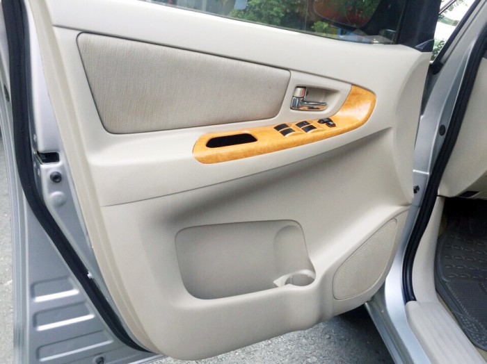 Bán TOYOTA IONNOVA 2.0G 2010 cũ màu bạc