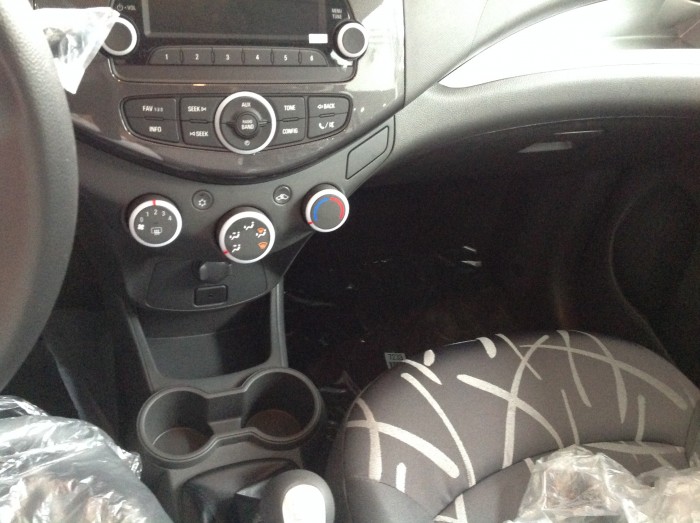 Hot hot ! xe chevrolet spark Dou khuyến mãi lớn - hỗ trợ vay 100%