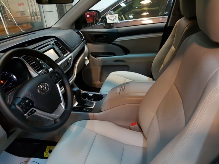 Giao ngay xe mới nhập khẩu Mỹ Toyota Highlander LE màu đen, bảo hành 36 tháng