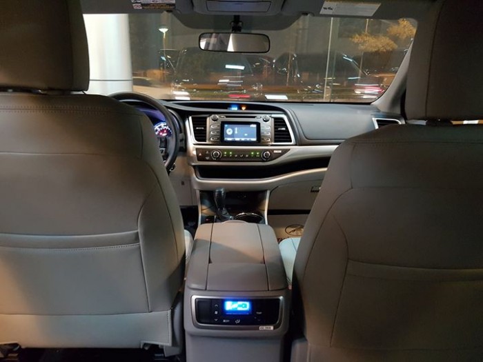 Giao ngay xe mới nhập khẩu Mỹ Toyota Highlander LE màu đen, bảo hành 36 tháng