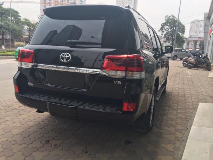 Cần bán xe mới nhập khẩu Mỹ Toyota Landcruiser V8 màu đen.