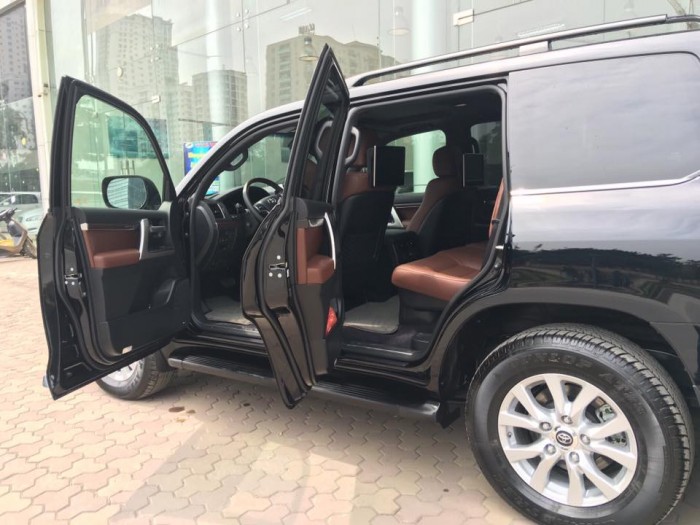 Cần bán xe mới nhập khẩu Mỹ Toyota Landcruiser V8 màu đen.