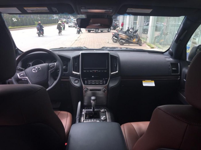 Cần bán xe mới nhập khẩu Mỹ Toyota Landcruiser V8 màu đen.