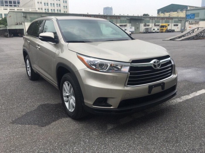 Giao ngay xe mới nhập khẩu Mỹ Toyota Highlander LE màu vàng cát.