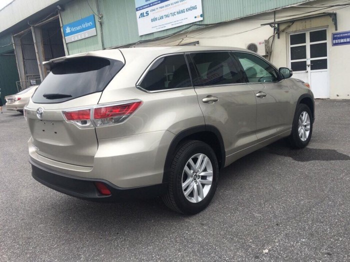 Giao ngay xe mới nhập khẩu Mỹ Toyota Highlander LE màu vàng cát.
