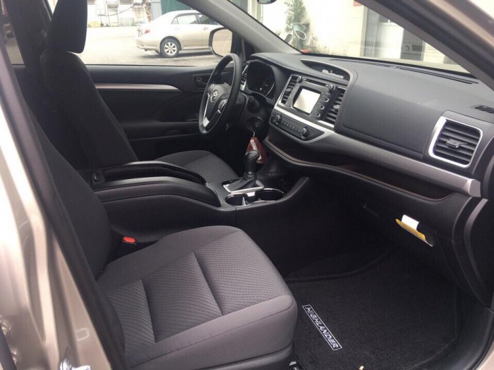 Giao ngay xe mới nhập khẩu Mỹ Toyota Highlander LE màu vàng cát.